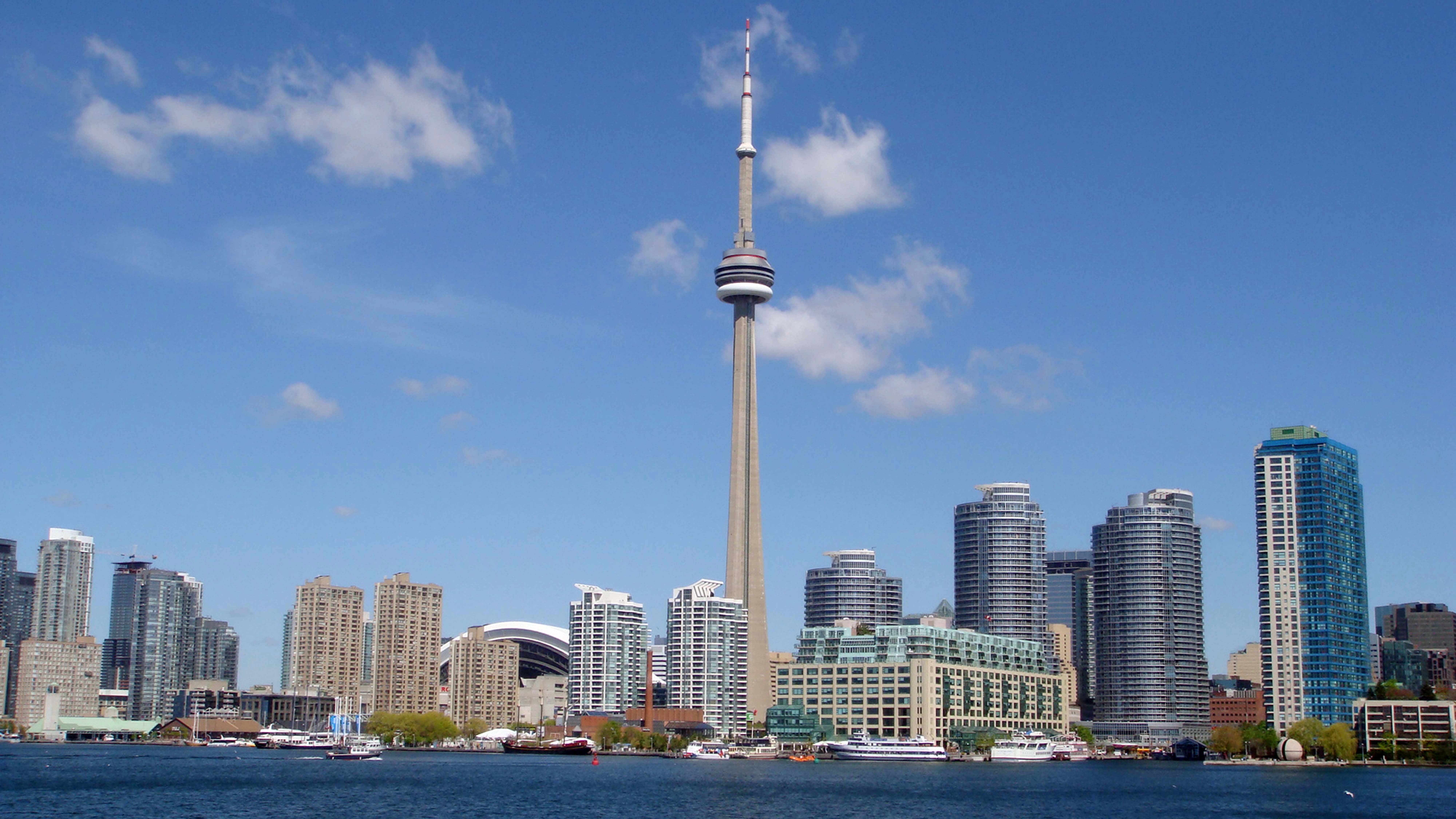 Город торонто страна. Башня си-эн Тауэр. Торонто Онтарио. Канадский город Торонто. Озеро Онтарио Торонто.