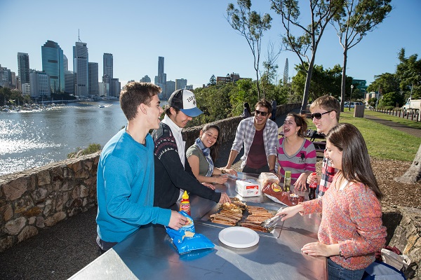 Fai un bbq con gli altri studenti