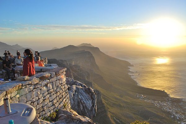 Osserva il tramonto di Citta del Capo