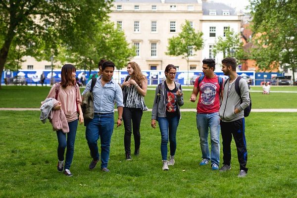 Studia con altri studenti e parla in inglese
