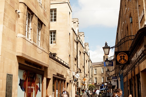 Esplora Cambridge e parla inglese