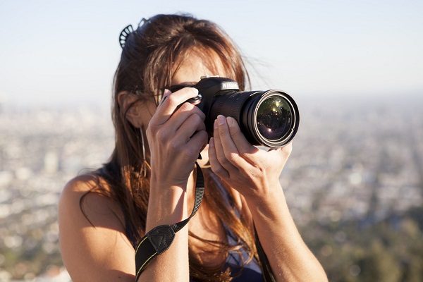 Estudiante sacando una foto de Los Ángeles.