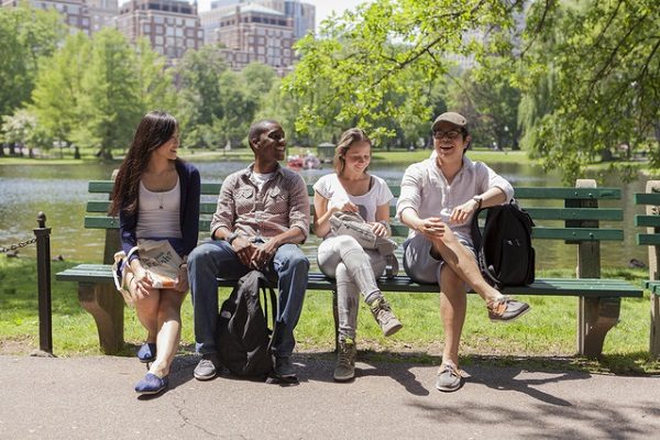 Estudiantes sonriendo en Boston