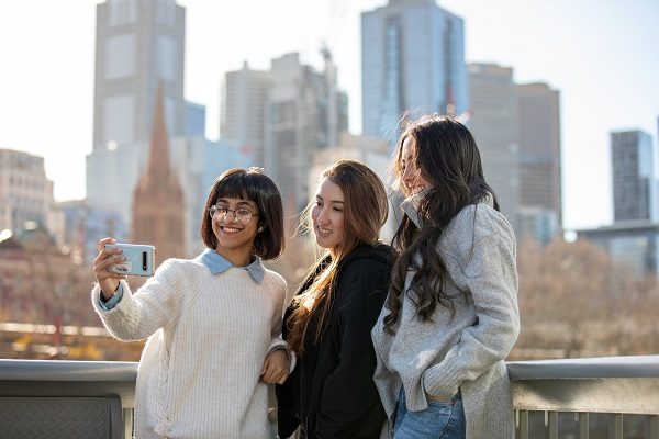 Amigas caminando por Melbourne