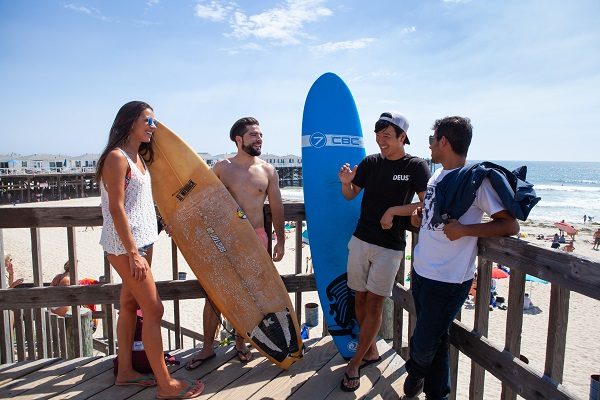 Surfistas En La Playa