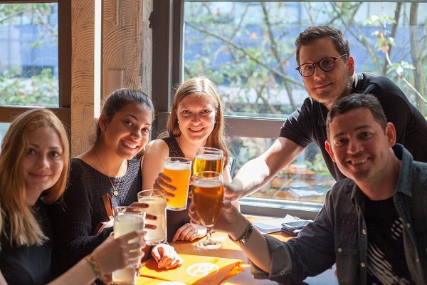 Estudiantes disfrutando en un restaurante en Vancouver.