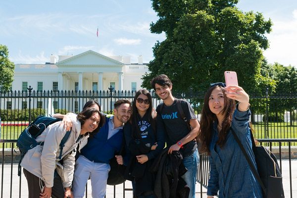 Amigos visitando la casa blanca en Washington
