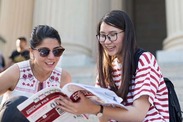 Estudiantes repasando sus lecciones de inglés