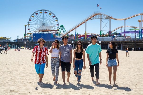estudiantes caminado por los playas de los angeles
