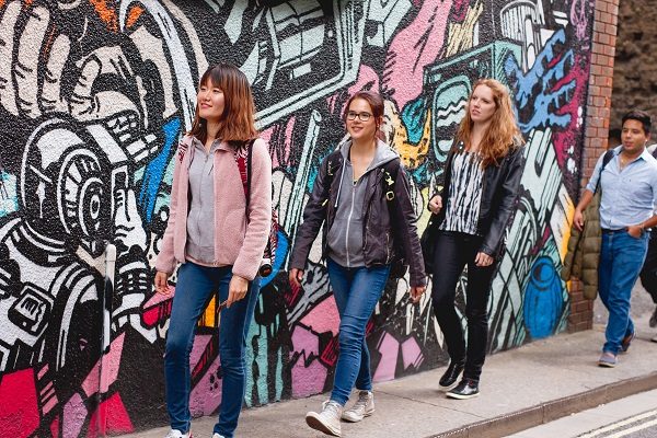 Estudiantes en las calles de Bristol