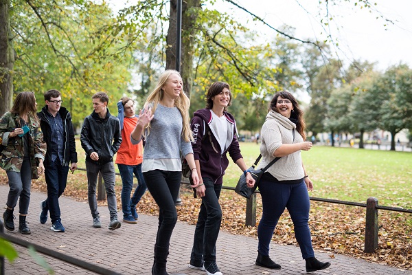 Estudiantes caminando por las calles de Cambridge