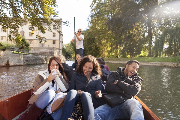 Estudiantes dando un-paseo por la ciudad de Cambridge