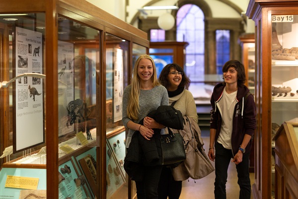 Estudiantes visitando en museo en Cambridge