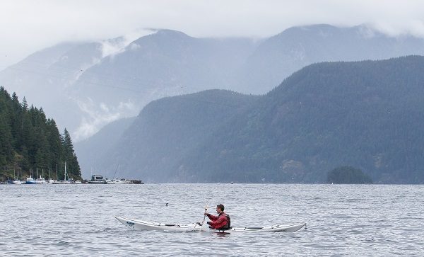 Rio e montanhas de Vancouver